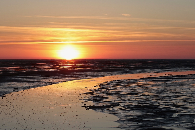 Tiefstehenden Sonne über Watt und Priel