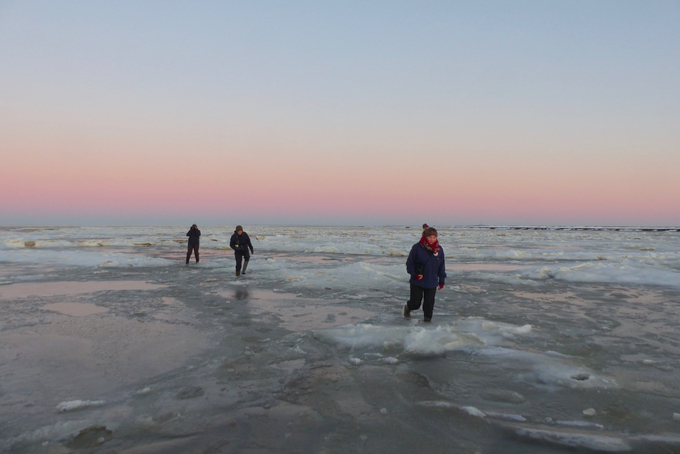 Wanderer frühmorgens im Eis vor Hallig Hooge