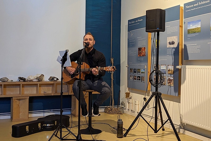 Björn Hecht-Bleicken singt mit Gitarre