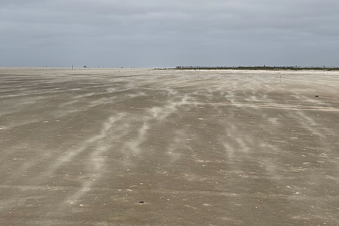 In Schwaden fliegender Sand