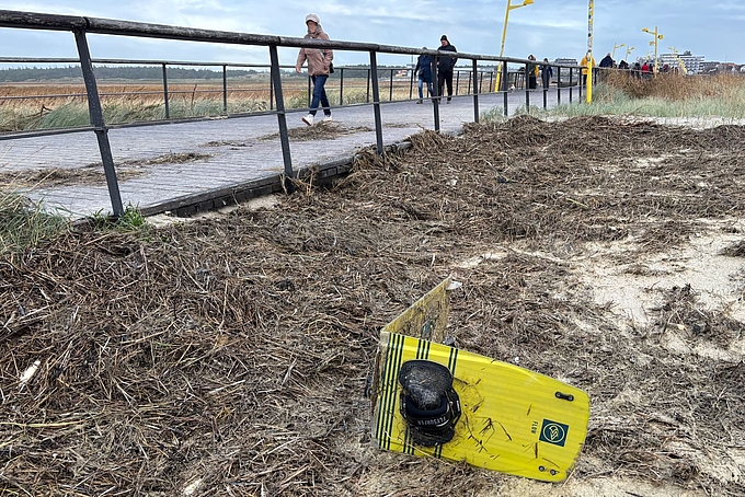 Kiteboard im Spülsaum