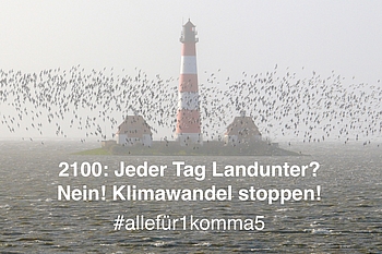 Leuchtturm Westerhever bei Landunter mit Vogelschwarm darüber.