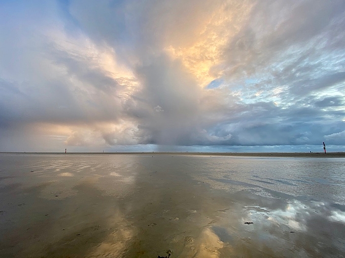 Farbige Wolken über dem Watt