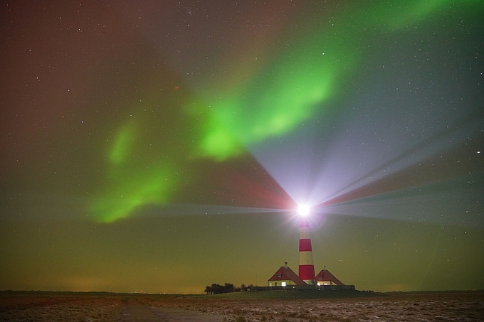 Grünes Band über dem Leuchtturm