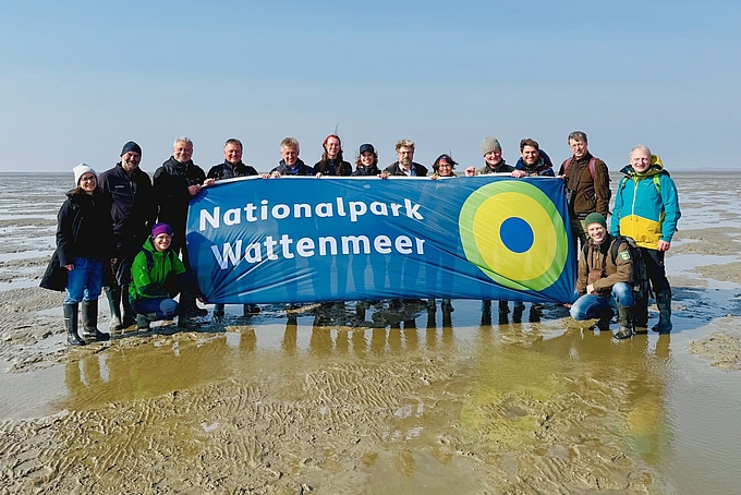 Gruppe hält Nationalpark-Flagge