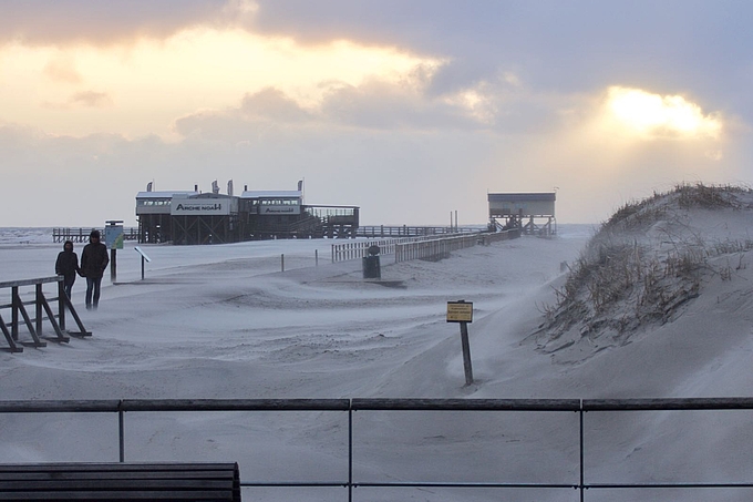 Fliegender Sand vor den Pfahlbauten