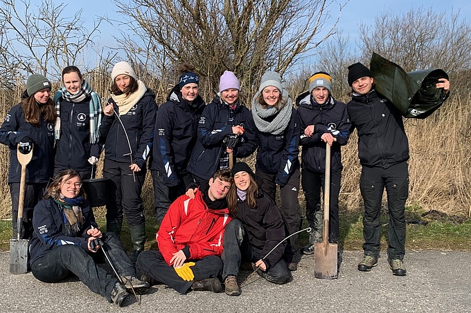 Gruppenbild beim Zaunbau