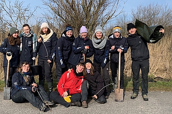 Gruppenbild beim Zaunbau