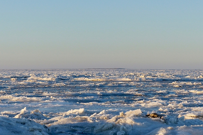 Blick über das Packeis zu den Dünen auf dem Norderoogsand