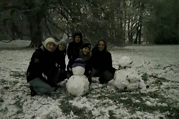 Nächtlicher Bau von Schneefiguren