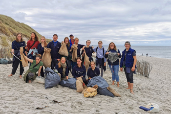 Gruppenbild nach Müllsammlung am Sylter Strand