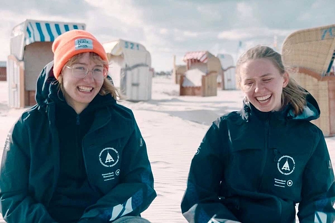 Zwei Freiwillige im Interview am Strand