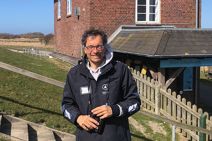 Freiwilliger auf der Treppe an der Station Freiwilliger auf der Treppe an der Station