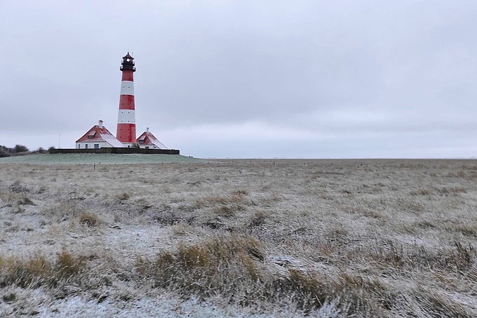 Leuchtturm Westerhever mit etwas Schnee in der Salzwiese