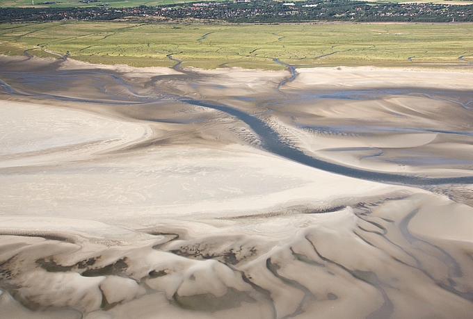 Luftbild von Sandbank, Watt und Vorland