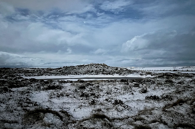 Verschneite Dünen unter Sternenhimmel