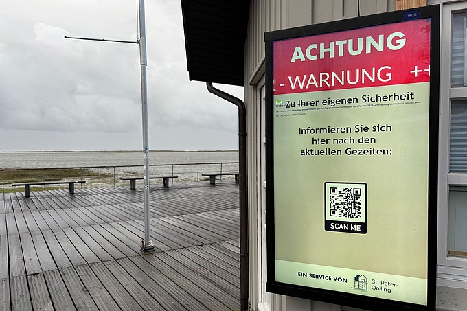 Anzeigetafel mit Sturmflutwarnung
