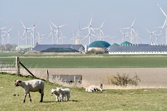Windmühlen, Fotovoltaik und Biogasanlage