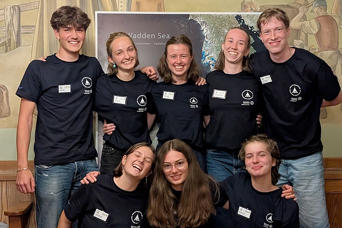 Gruppenbild vor Wattenmeerkarte