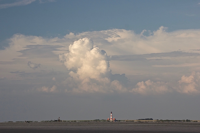 Wolkenturm über dem Leuchtturm Westerhever