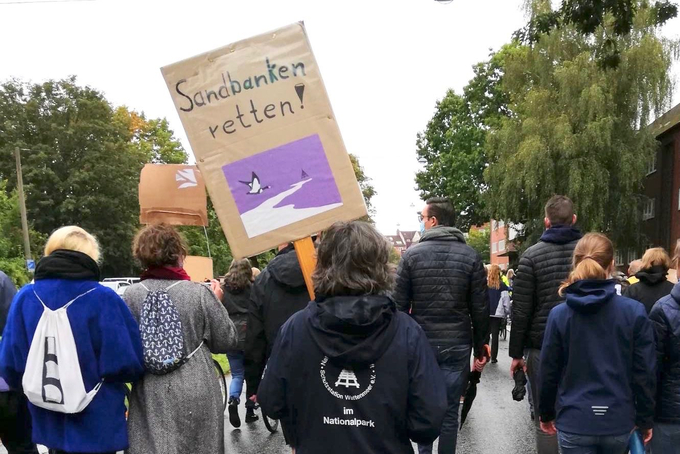 Plakat "Sandbanken retten" heute in Kiel