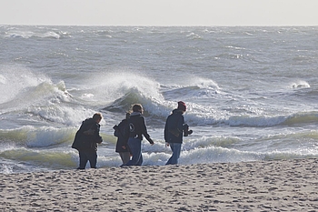 Strandwanderer vor der Brandung