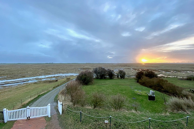 Ähnlicher Blick aus dem Haus zum Sonnenaufgang