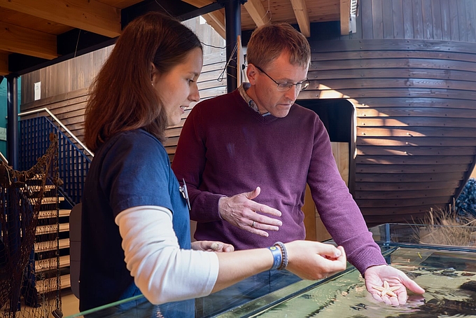 Freiwillige mit Ministerpräsident am Aquarium