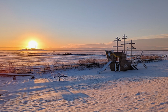 Sonnenaufgang auf winterlicher Hallig