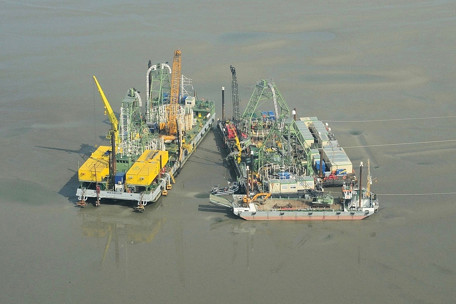 Luftbild Verlegepontons im Wattenmeer