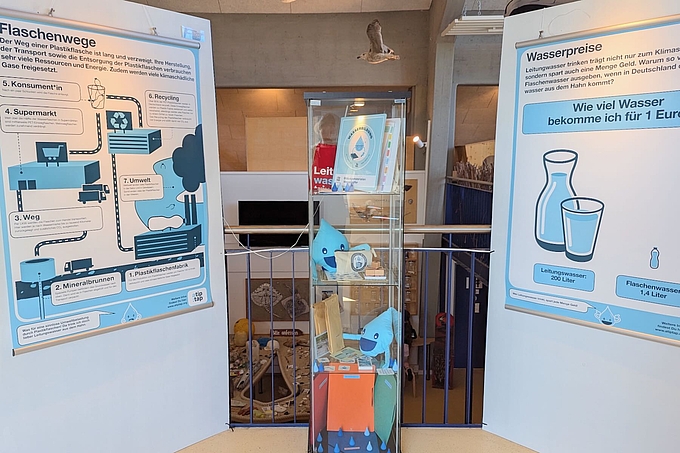 Thementafeln und -vitrine