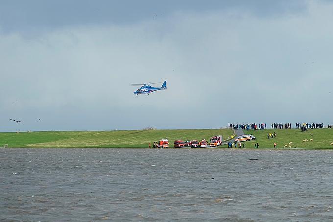 Hubschrauber über dem Deich vor Westerhever