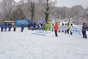 Bunte Demonstrationsgruppe im Schnee