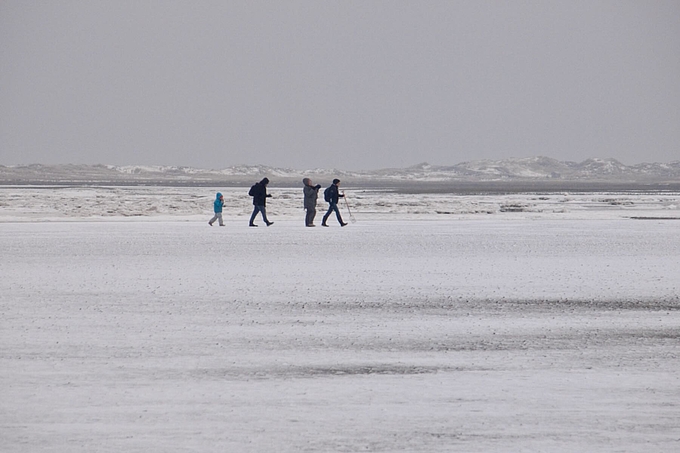 Kleine Gruppe auf verschneitem Watt