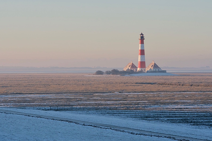 Leuchtturm in winterlichem Morgenlicht