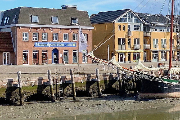 Nationalpark-Haus und Segelschiff