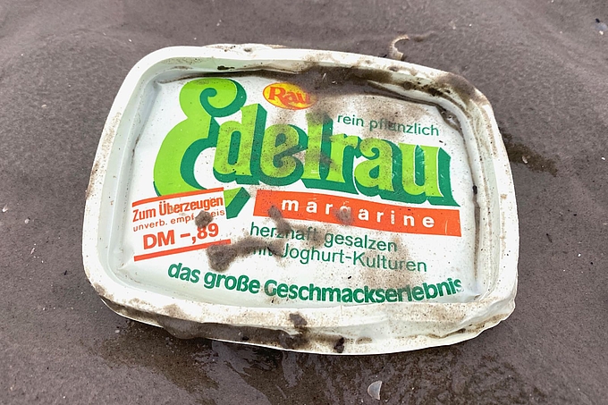 Plastikdeckel mit Preisangabe in D-Mark