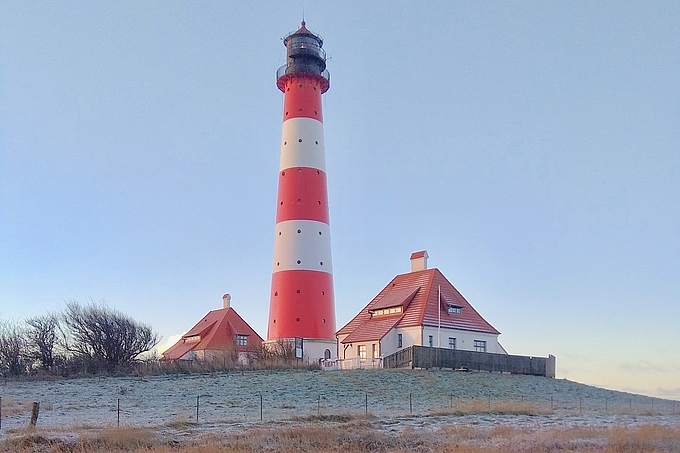 Leuchtturm Westerhever mit Schnee in der Salzwiese