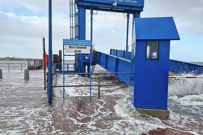 Fährbrücke in Wittdün in den Wellen