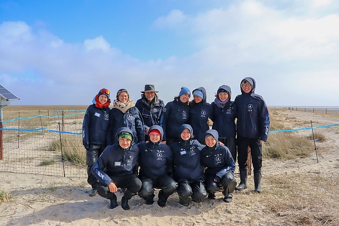 Gruppenbild vor dem Zaun Gruppenbild vor dem Zaun