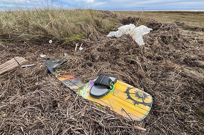 Kiteboard im Spülsaum