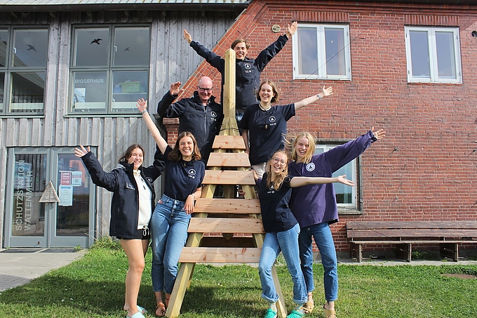 Team Hooge auf der Holzbake vor dem Nationalpark-Haus