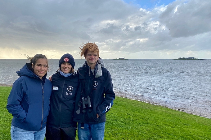 Das Team vor der überspülten Hallig