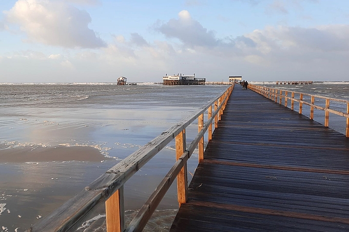 Blick über die Seebrücke bis zu den Pfahlbauten