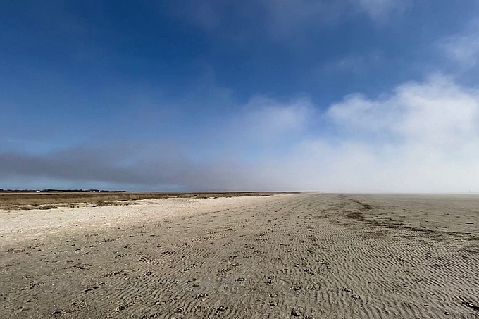 Blauer Himmel neben dichtem Nebel