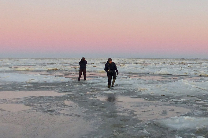 Team im Eiswinter auf dem Watt