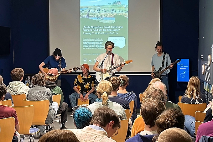 Band auf der Bühne