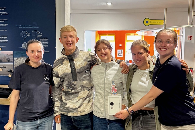 5 Personen mit kleinem "Tresor" 5 Personen mit kleinem "Tresor"