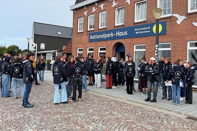 Freiwillige vor dem Nationalpark-Haus Freiwillige vor dem Nationalpark-Haus