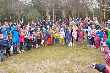 Kinder lassen Eier in den Sand fallen